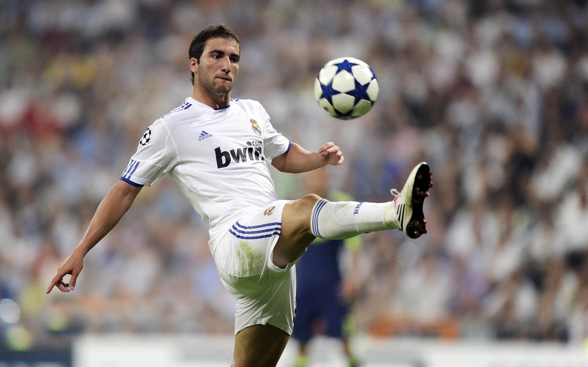 小罗：从巅峰到沉沦，足球精灵的陨落与反思，足球 小罗